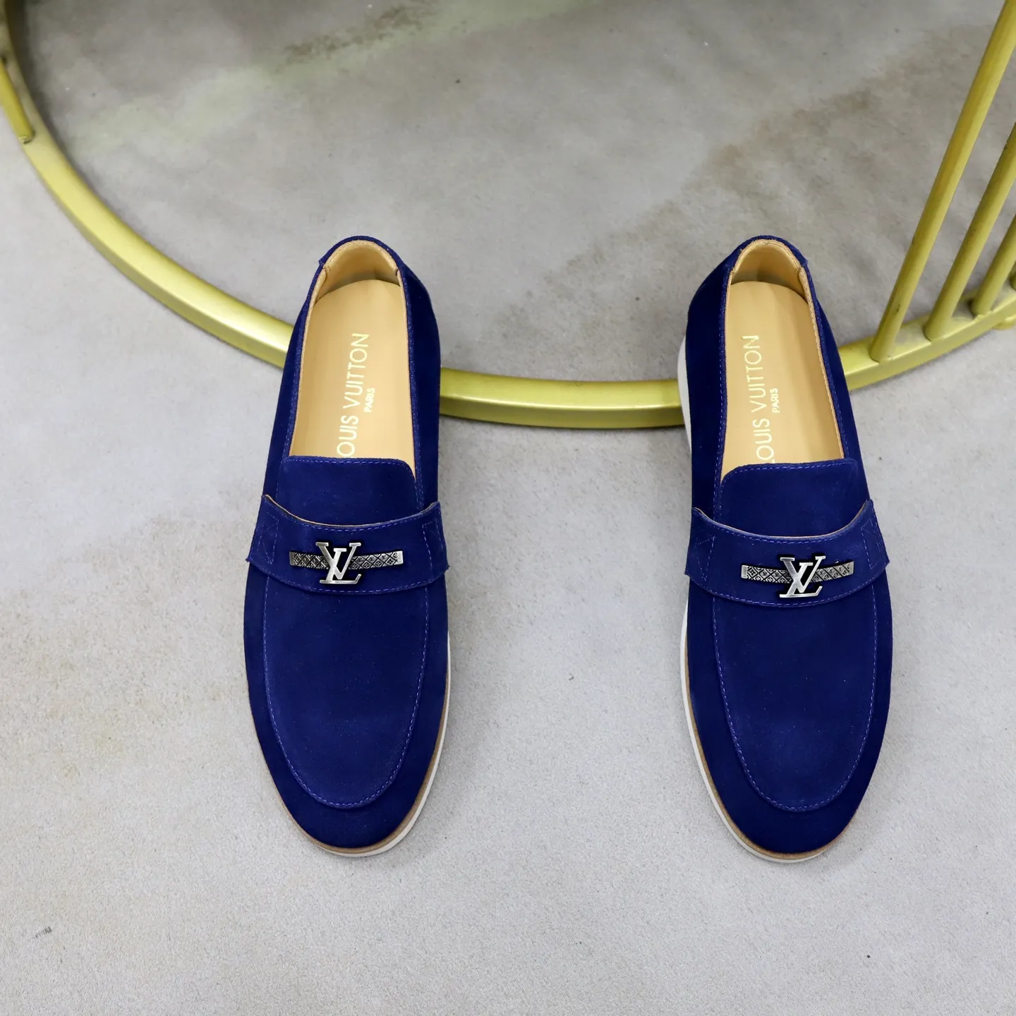Ex-factory price: 442💰🙅‍♂️🙅‍♂️🙅‍♂️ Brand: LV Louis Vuitton Standard code: 38-44 (45 customized) Grade: Same as the official website Material: Original cow suede material stitching Comfortable and breathable cowhide lining Lightweight wear-resistant foam outsole Style category: Men's fashionable casual shoes Running sports shoes Distinguished luxury brand elements Top luxury color: actual picture color